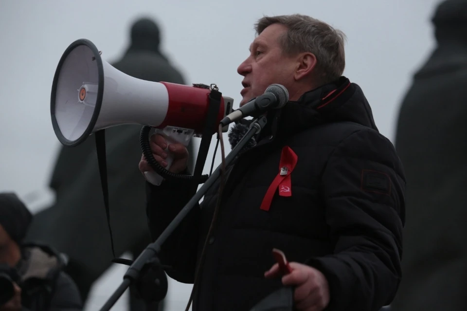 Мэр принял участие в митинге, посвящённом 106-й годовщине Великой Октябрьской революции. Фото: Мэрия Новосибирска