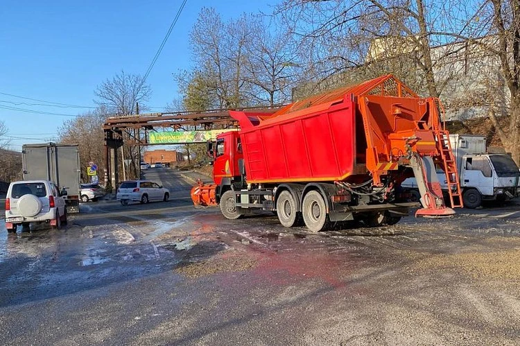 Во Владивостоке устраняют порывы на инженерных сетях