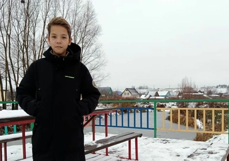 Ярослав снял с себя верхнюю одежду, обувь и прыгнул в холодное озеро