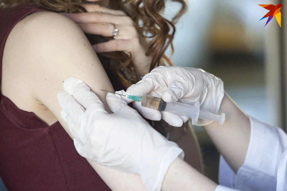 Российские медики осенью 2023 не предлагают вакцинироваться от коронавируса, но настаивают на прививке от гриппа.