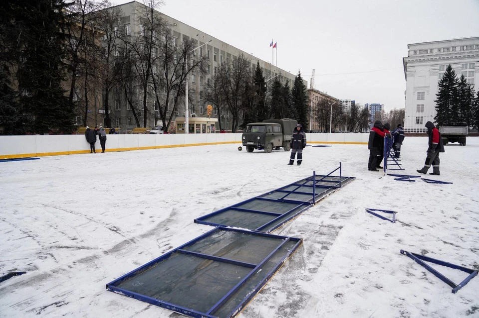 В Кемерове начали устанавливать хоккейную коробку на площади Советов. Фото: Евгений ГОРБАЧЕВ