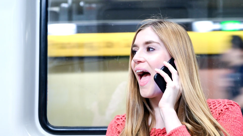 Люди, которые громко разговаривают в общественном транспорте по телефону, раздражают 42% респондентов.