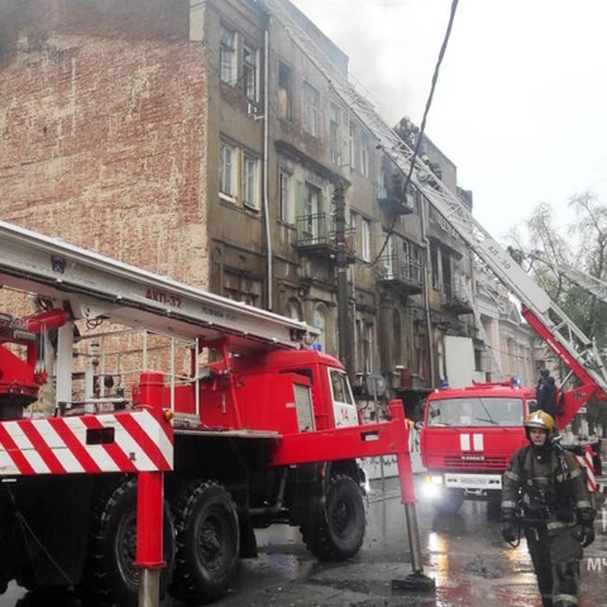 Появились фото и видео пожара доходного дома Парамоновых в центре Ростове -  KP.RU