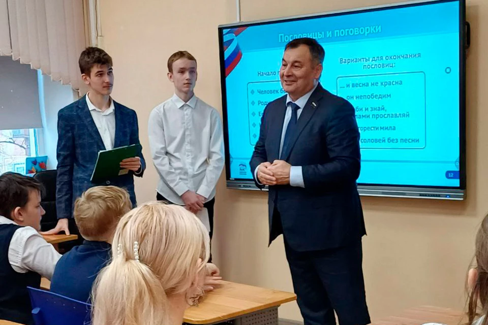 Поддержать учеников пришел депутат Сергей Бондаренко.