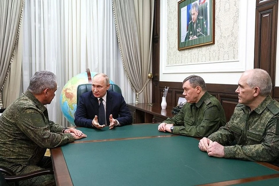 Владимира Путина сопровождали Сергей Шойгу и Валерий Герасимов. Фото: сайт Kremlin.ru