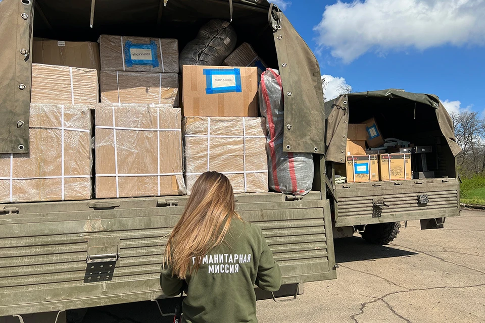 В новые регионы регулярно отправляются фуры гуманитарной помощи от российских волонтеров.