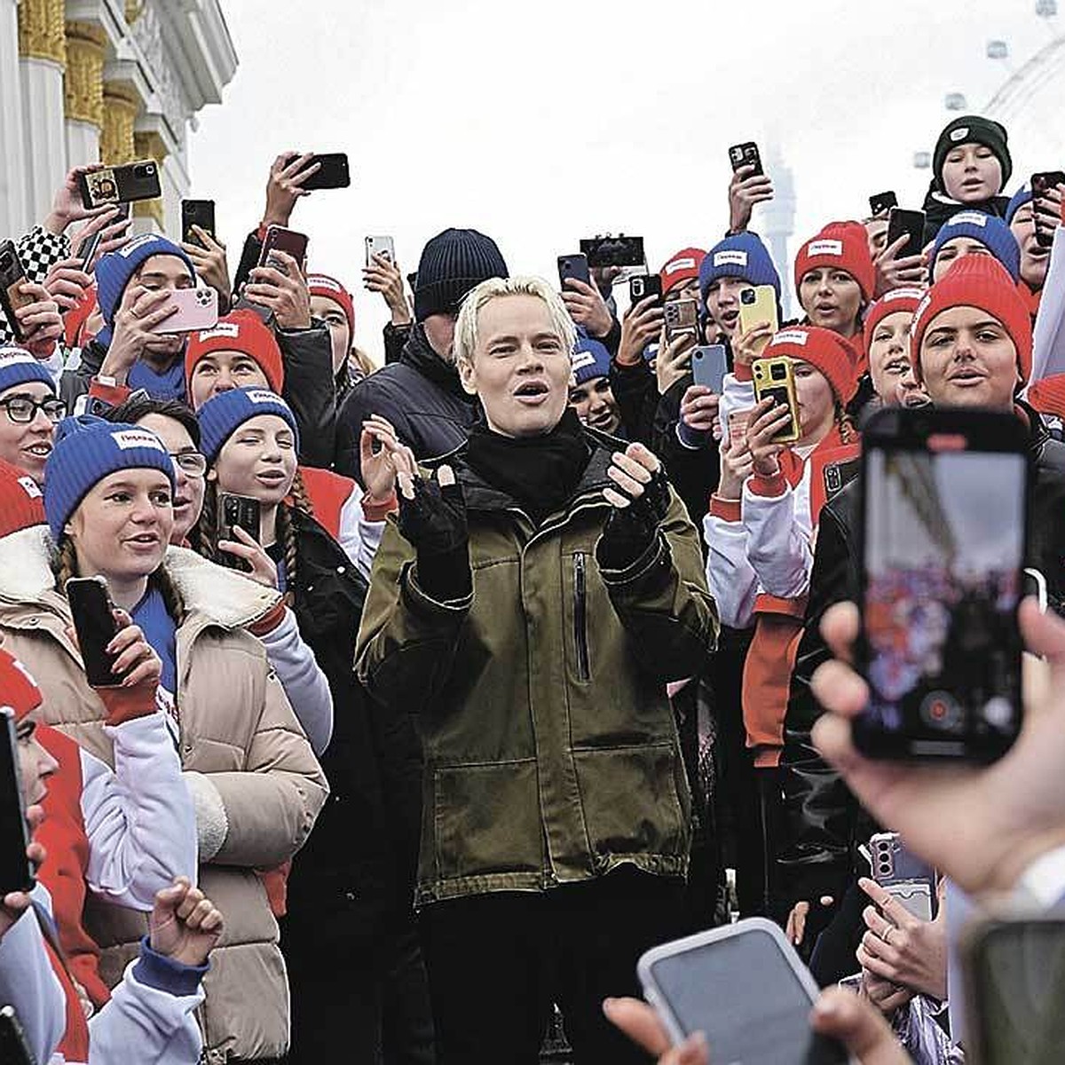 Пели гимн России в едином порыве: Представители ЛНР выступили на одной  сцене с популярным исполнителем SHAMAN - KP.RU