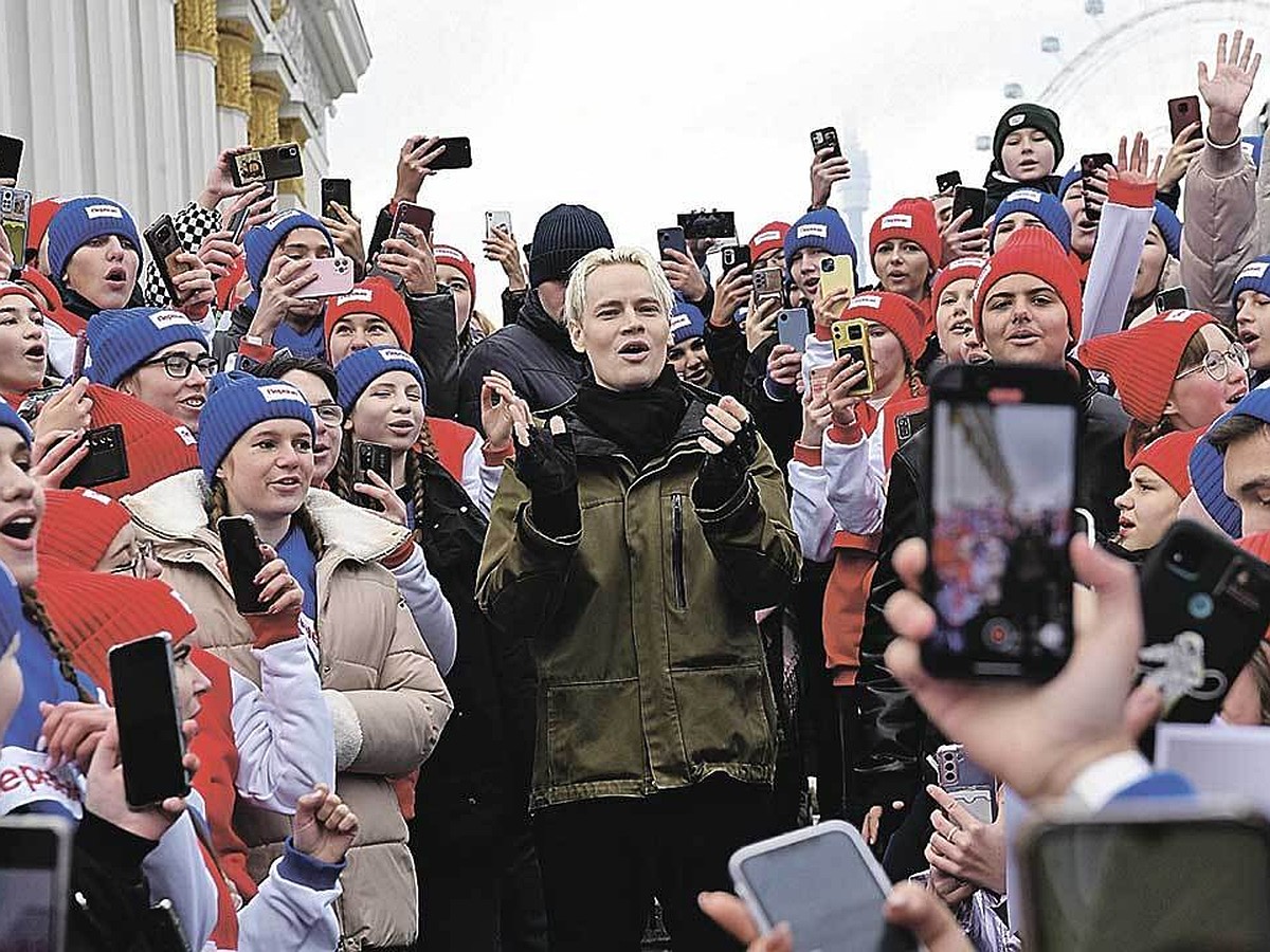 Пели гимн России в едином порыве: Представители ЛНР выступили на одной  сцене с популярным исполнителем SHAMAN - KP.RU