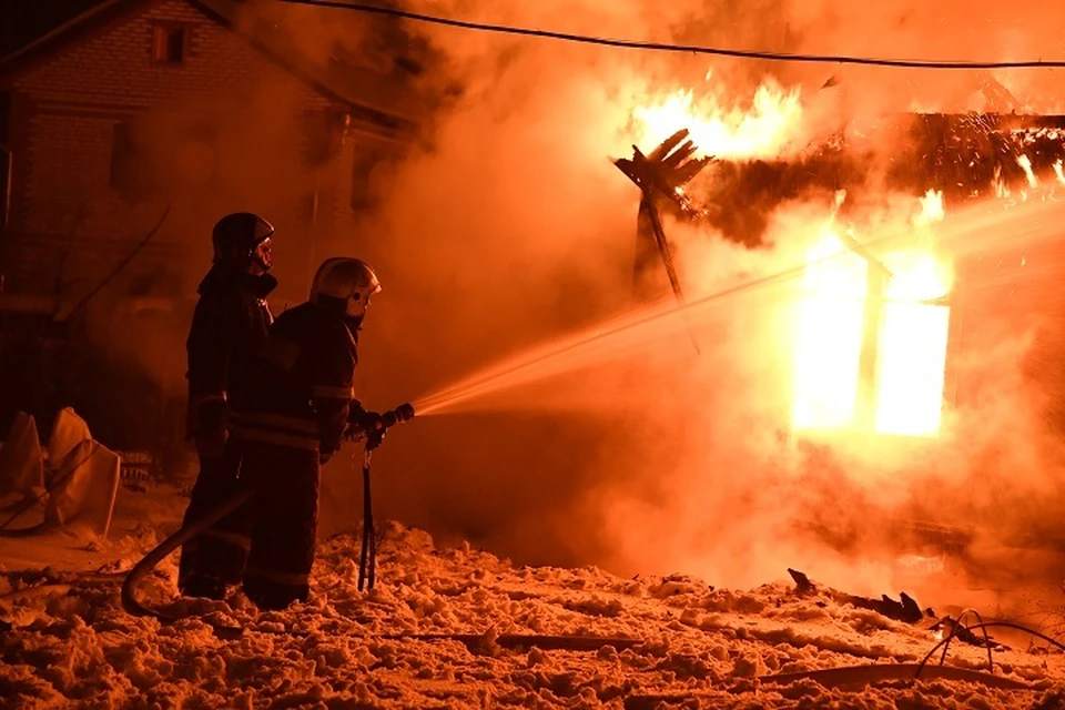 Пожарные в Хабаровском крае спасли хозяина охваченного огнем дома