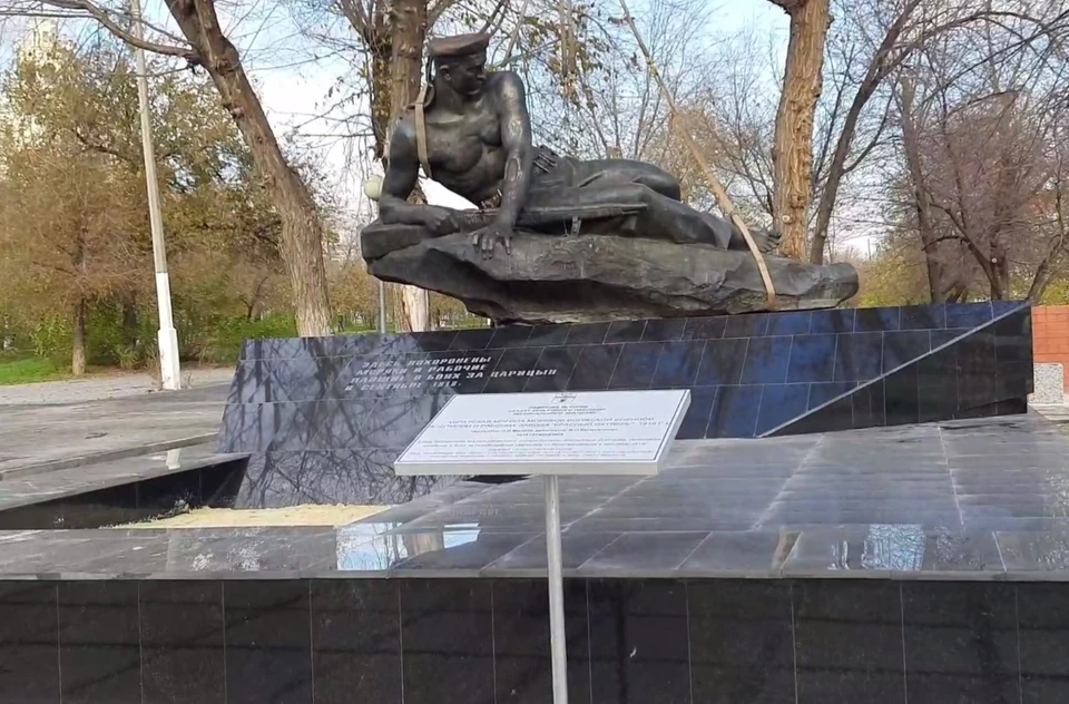 В Волгограде вернули на место распиленный вандалами памятник матросам