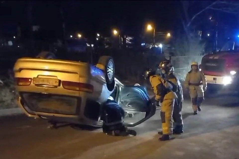 Автомобиль опрокинулся на крышу в результате жёсткого ДТП в Корсакове. Фото: очевидец
