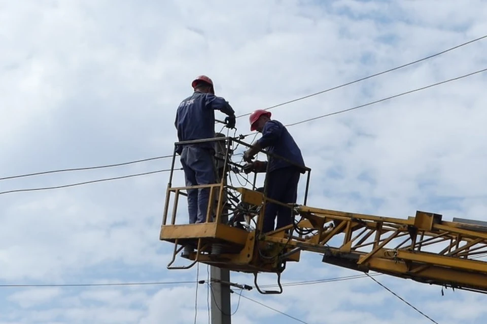 Сотрудники электросетей в течение трех дней полностью устранили последствия большой техногенной аварии. Фото: МинУЭ ДНР