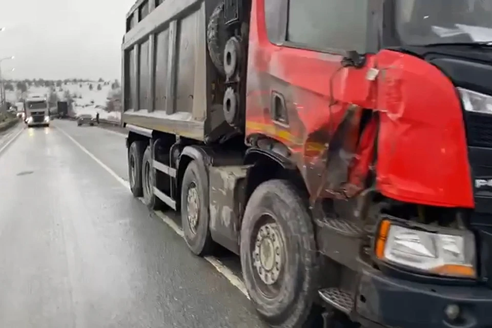 У Scania в самый неподходящий момент обнаружилась неисправность тормозной системы. Фото: УГИБДД по Челябинской области