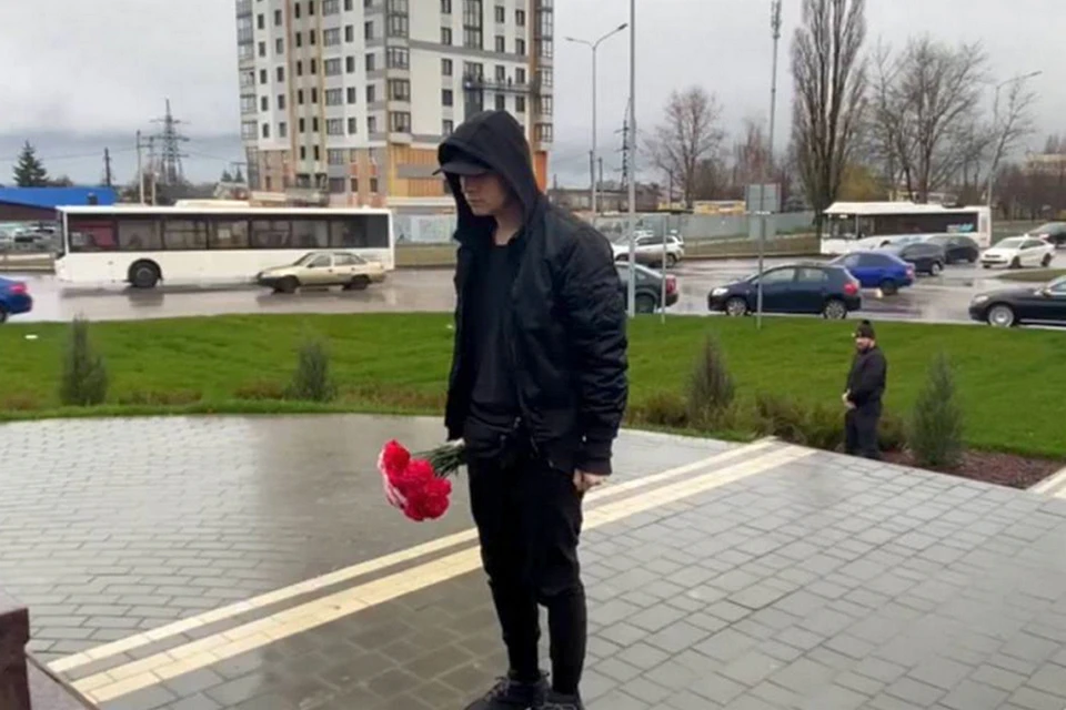 Ярослав Дронов возложил цветы к памятнику Невскому