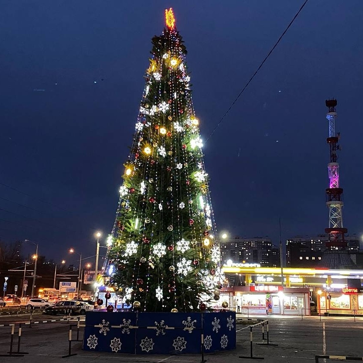 В Самаре первую новогоднюю елку поставили около ТЦ «Русь на Волге» - KP.RU