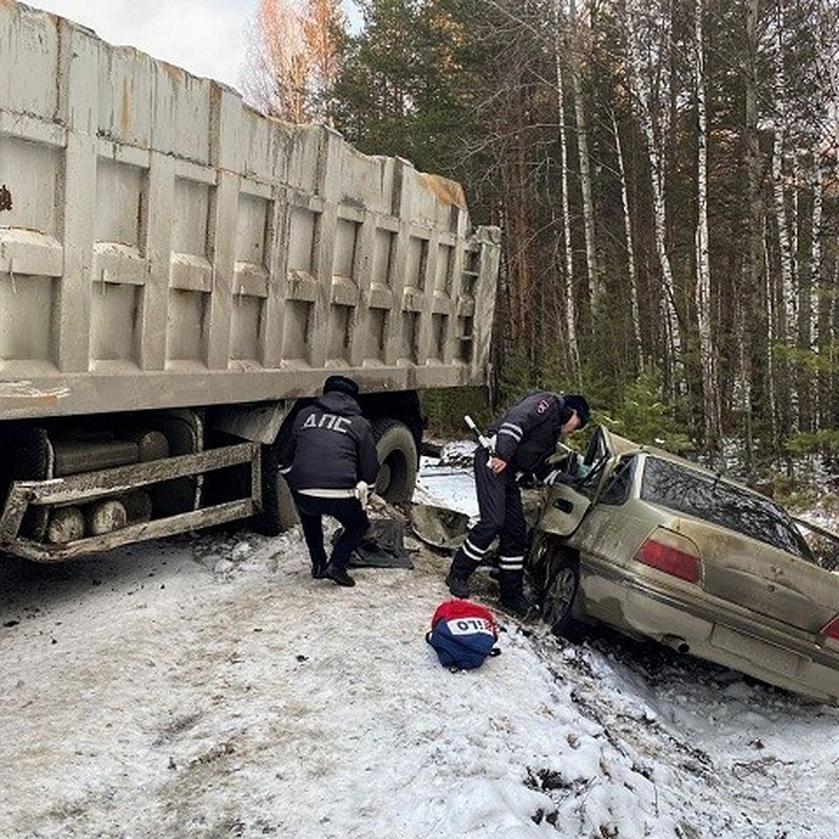 На свердловской трассе в аварии с грузовиком погиб водитель легковушки -  KP.RU