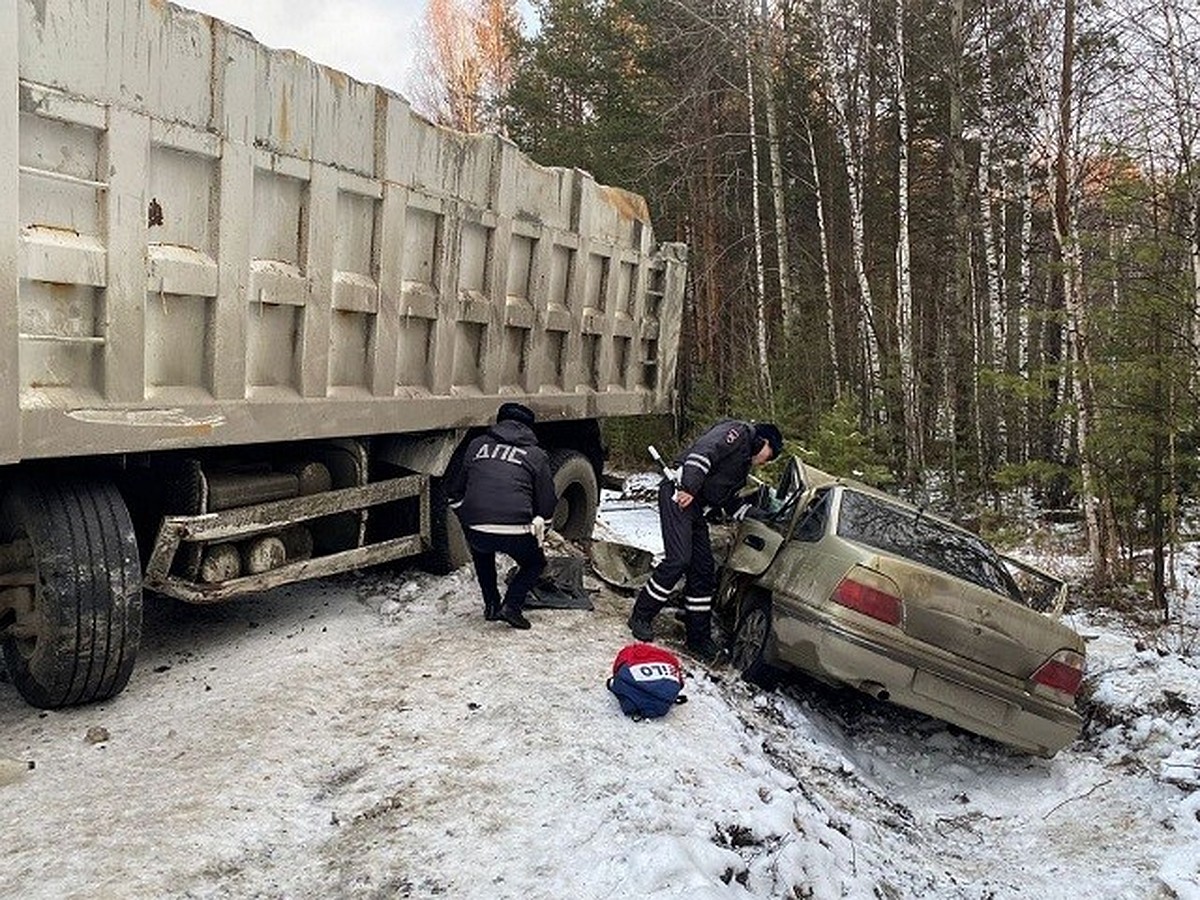 На свердловской трассе в аварии с грузовиком погиб водитель легковушки -  KP.RU