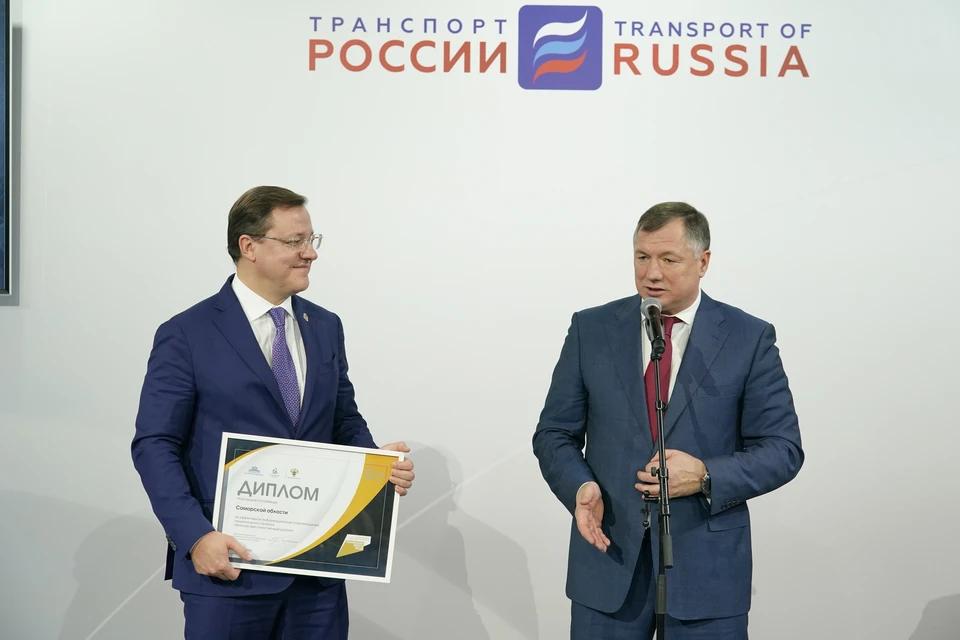 Дмитрию Азарову вручили награду на международном форуме «Транспорт России» в Москве. / Фото: Андрей Савельев.