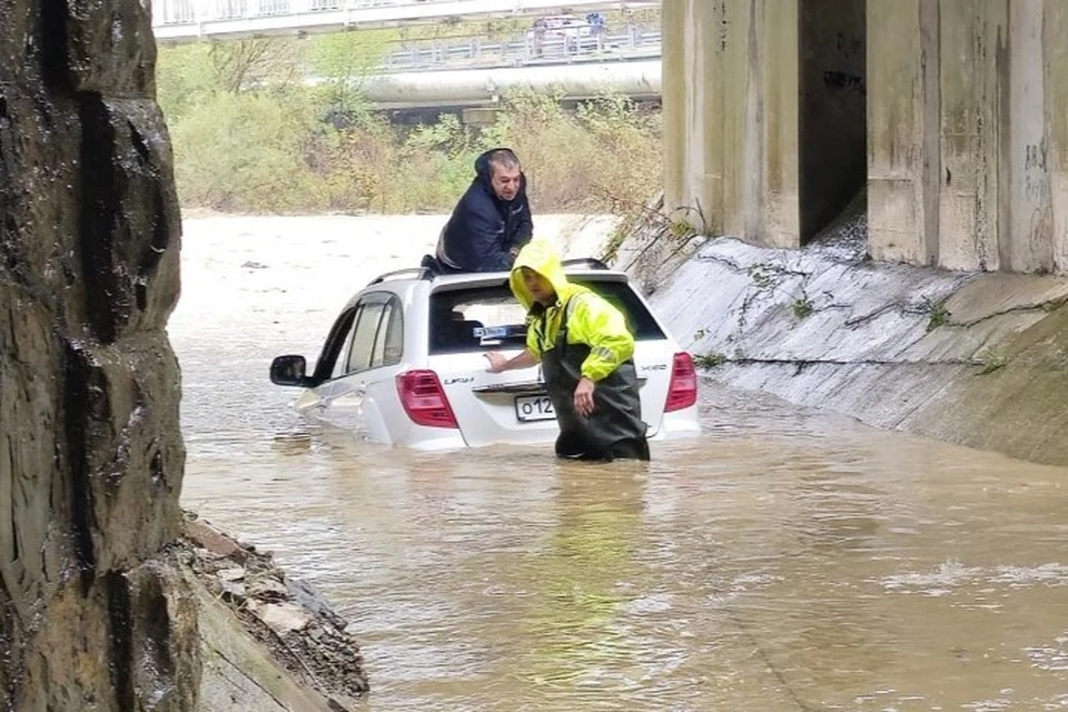 Застрявший в воде автомобиль вытащили Фото: пресс-служба администрации Туапсинского района