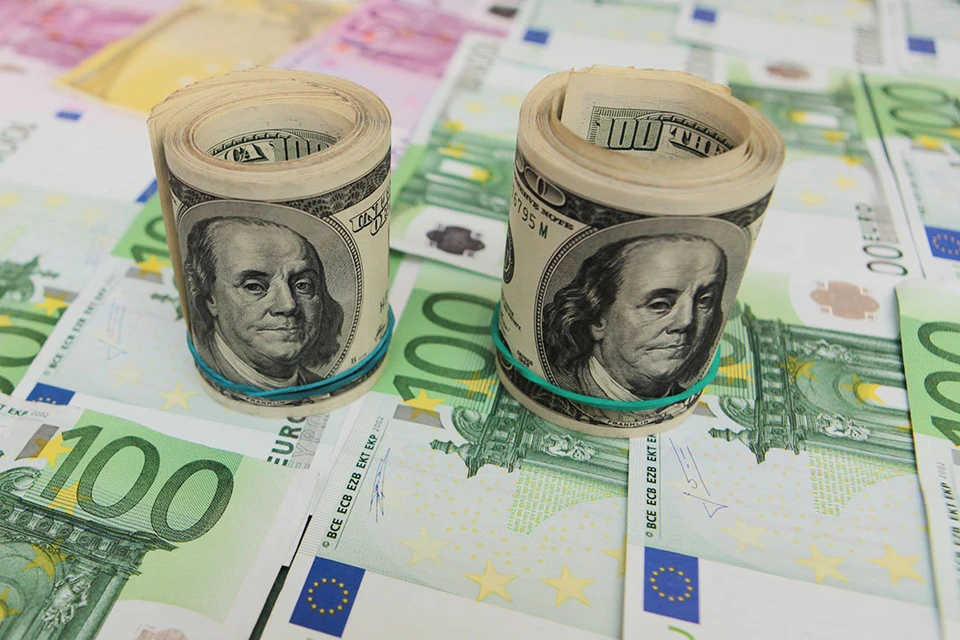 Нацбанк Беларуси снизил курс доллара и евро на 17 ноября 2023 года перед выходными.