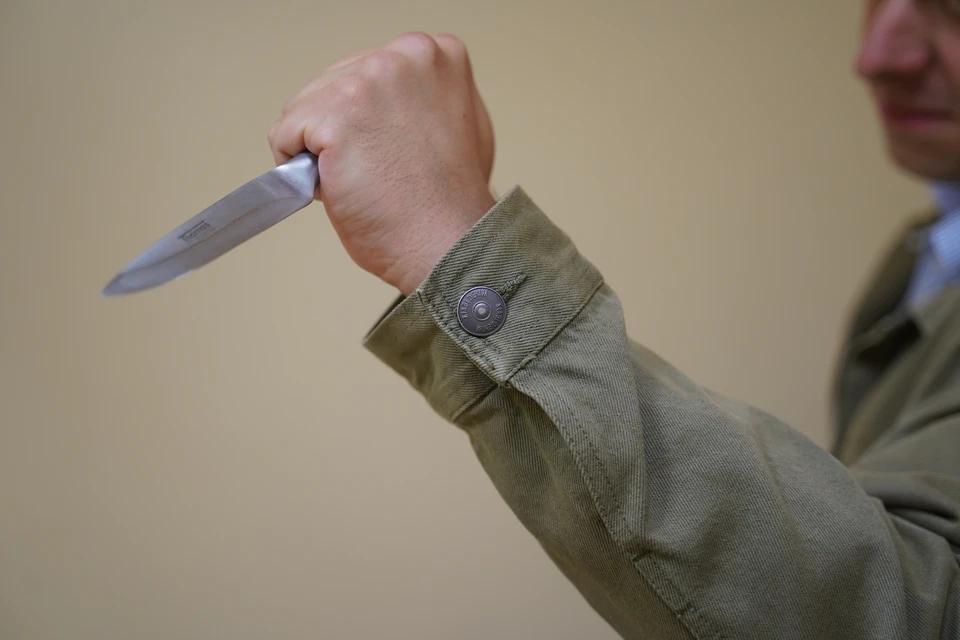 Мужчина ножом срезал сумочку с плеча челябинки