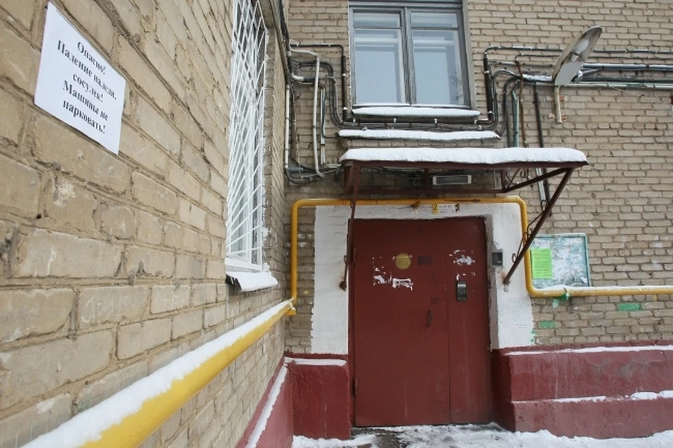 Козырек подъезда рухнул в доме в Хабаровском крае