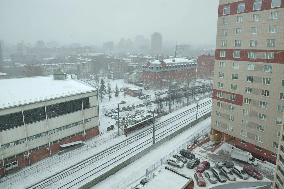 Новая рабочая неделя встретила жителей Новосибирска снегопадом.