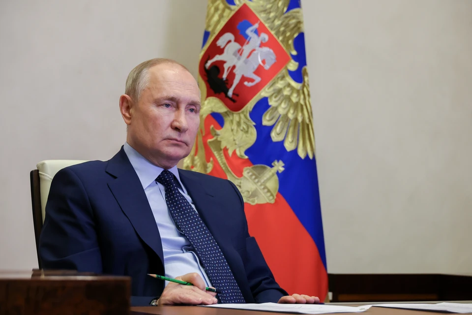 Президент РФ Владимир Путин во время мероприятия, посвященного передаче 12 российским регионам новой техники в целях обновления их общественного транспорта, в режиме видеоконференции. Фото: Михаил Климентьев/пресс-служба президента РФ/ТАСС
