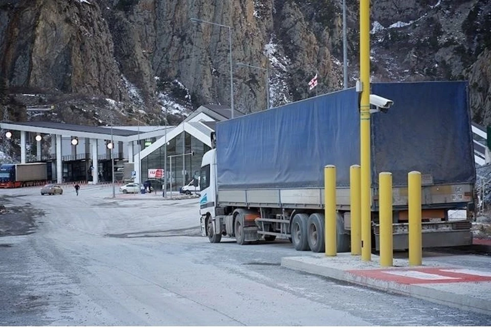 Число грузовиков в очереди растет. Фото: из архива ГУ МЧС по Северной Осетии.