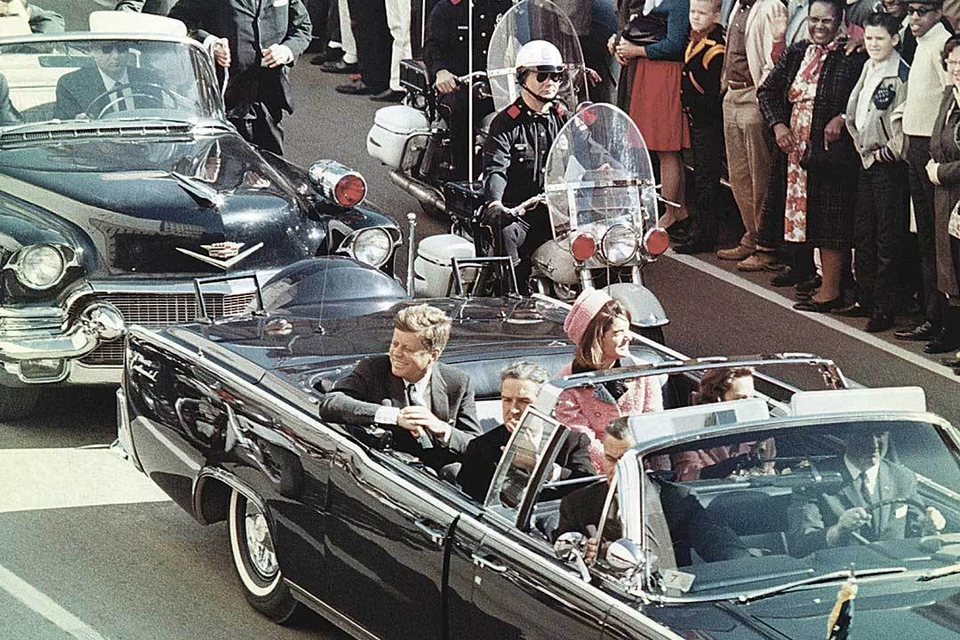 Джон Кеннеди с супругой Жаклин едут на заднем сиденье президентского лимузина по улицам Далласа. Через несколько минут лидер США будет застрелен. Фото: Bettmann Archive
