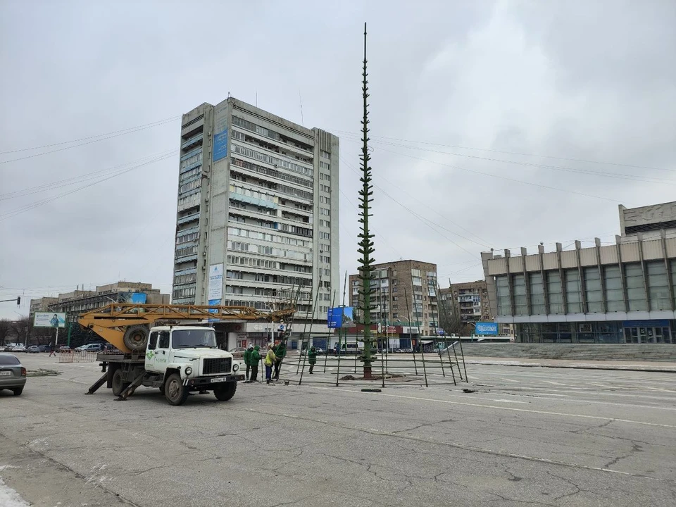В Луганске устанавливают главную городскую елку