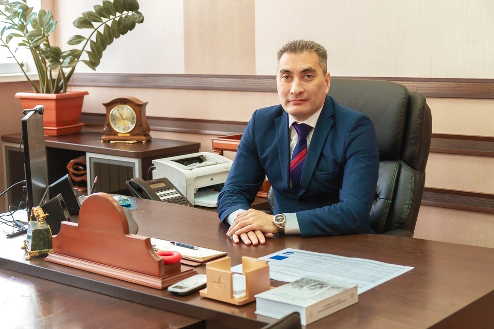 В НПЦ «Полюс» Баир Манзаров работает с 1996 года. Фото: департамент промышленности и энергетики Администрации Томской области