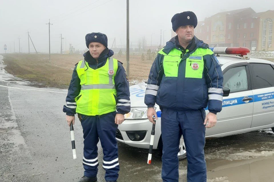 Полицейские пересадили замерзающих людей в патрульный автомобиль и отвезли в ближайшую гостиницу. Фото: Госавтоинспекция Оренбуржья