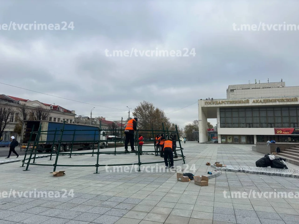 На площади Ленина в Симферополе начали устанавливать главную городскую новогоднюю елку. Фото: «Крым 24»