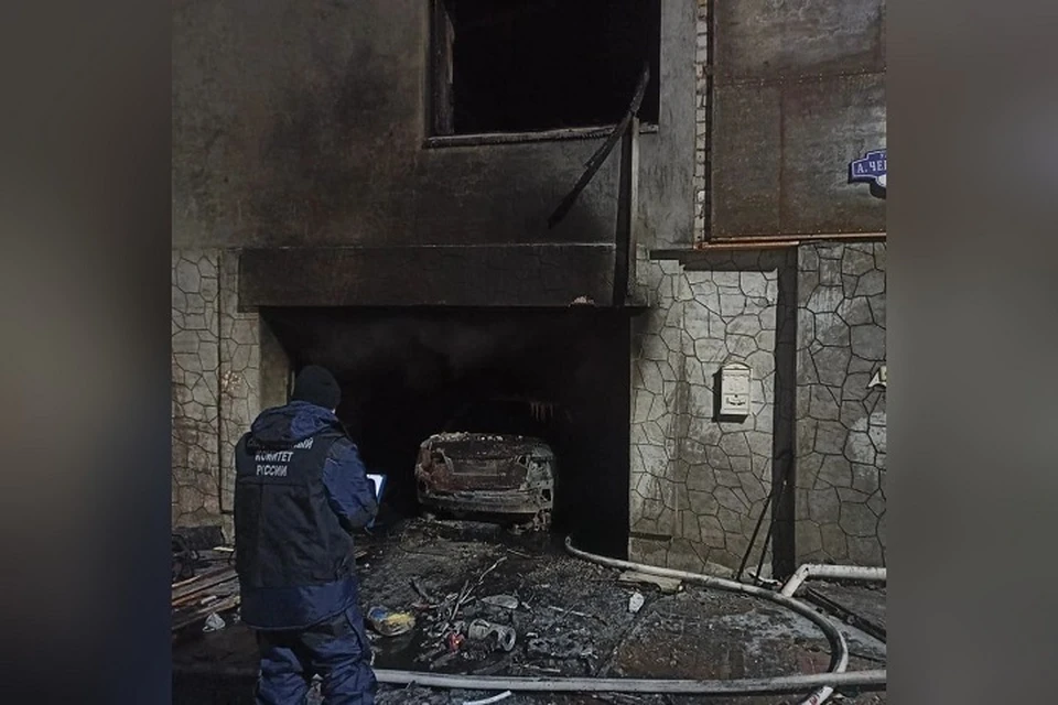 Пожар в трехэтажном кирпичном доме на улице Чекалина произошел сегодня ночью. Фото: СУ СКР по Пермскому краю