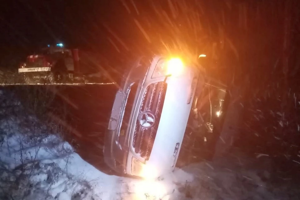 В Липецкой области спасли пятерых человек в опрокинувшейся иномарке