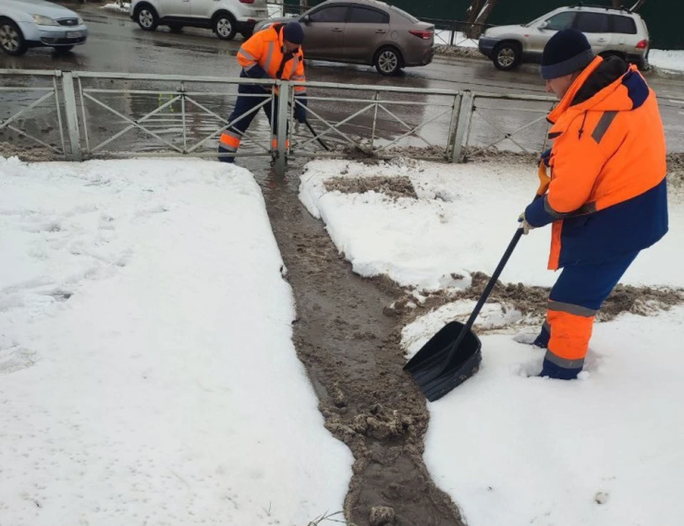 В Туле прочищают ливневую канализацию после сильного снегопада