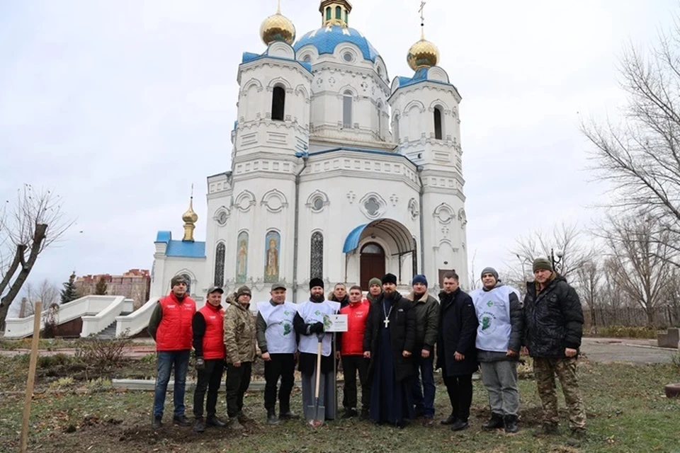 Памятные аллеи решили заложить на территориях 7 храмов в Луганске. Фото - Народный фронт ЛНР