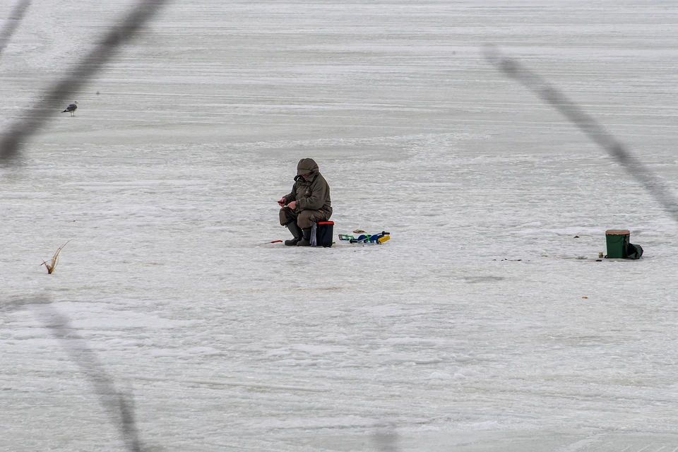 75-летний рыбак провалился под лед в Нижнем Новгороде.