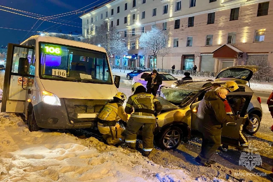 Спасатели деблокировали пострадавшего, обеспечили безопасность на месте ДТП. Фото: https://vk.com/mchs_murmansk
