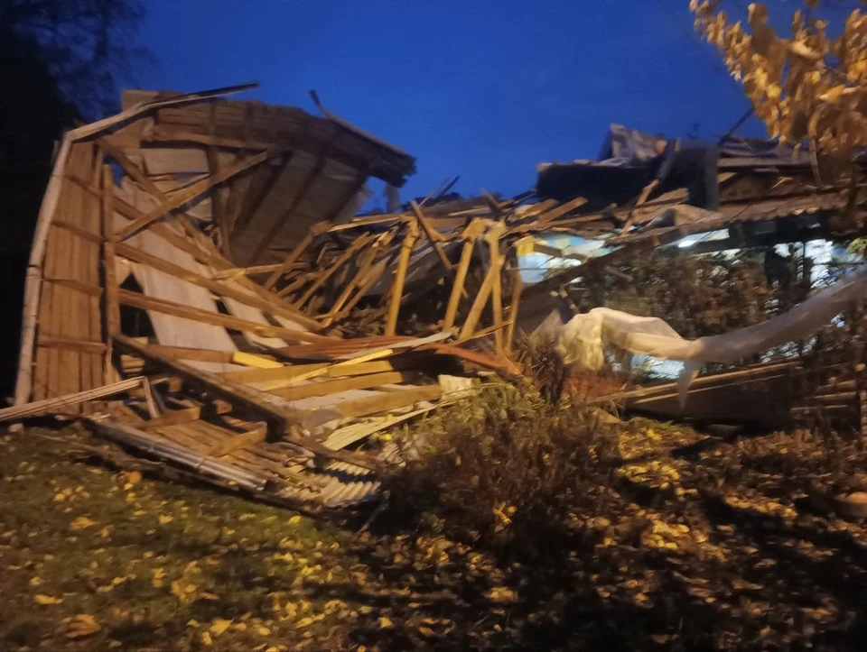 В Краснодаре ураган сорвал крышу многоэтажки