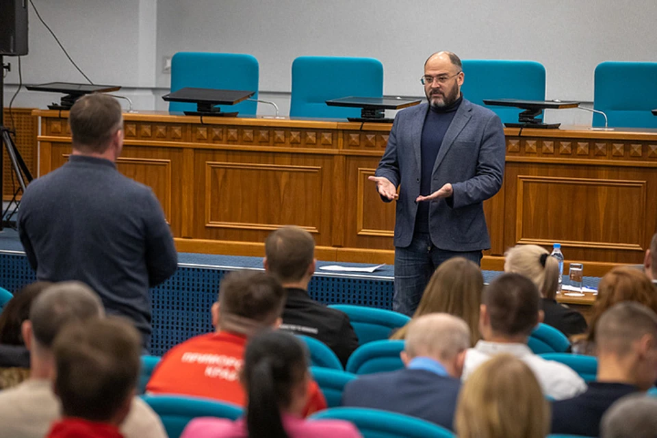Мэр Владивостока рассказал о планах на будущее и ответил на вопросы присутствующих.