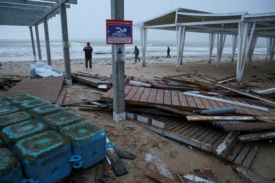 Последствия сильного шторма на пляжах Евпатории, Крым.