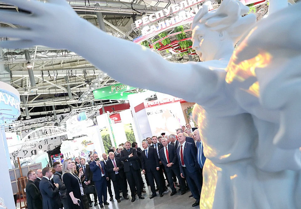 Депутаты с интересом смотрели стенд региона. Фото: Госдума РФ