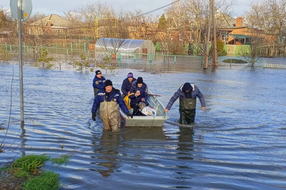 Эвакуированы более 500 человек. Фото: Ростовская областная служба спасения на воде