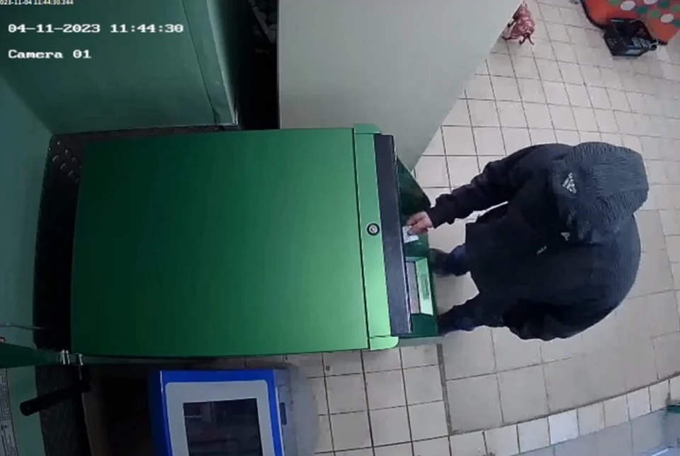 В Иванове разыскивают мужчину, который, по версии следствия, снял деньги с чужой банковской карты. Скриншот с видео, предоставленного УМВД по Ивановской области