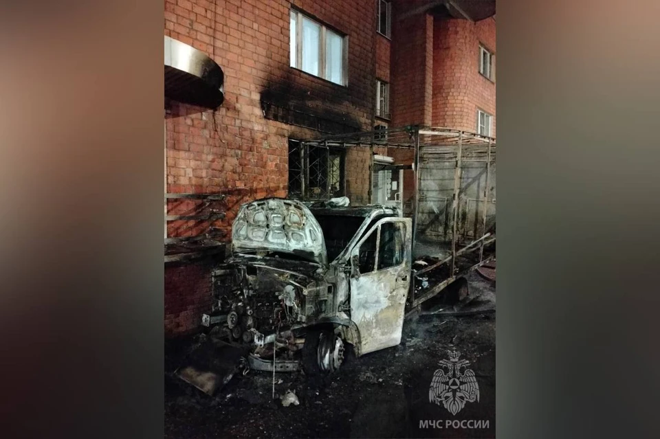 ГАЗель загорелась во дворе жилого дома в Нижнем Новгороде