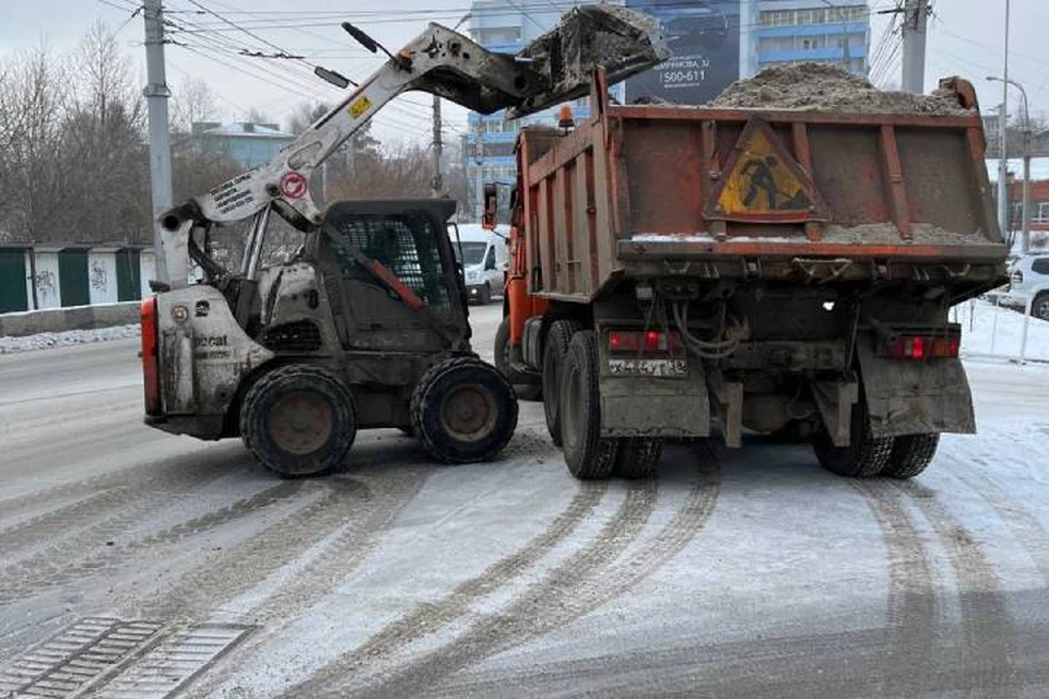 В Иркутске тротуары и остановки очищают от снега