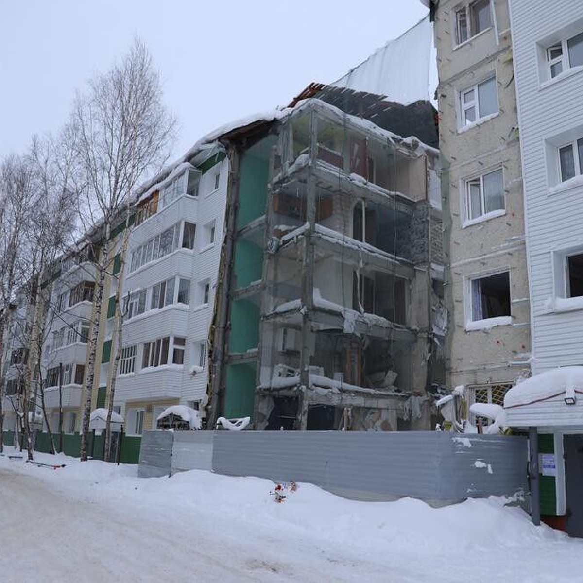 В Нижневартовске начали сносить дом, частично разрушенный после взрыва  газового баллона - KP.RU