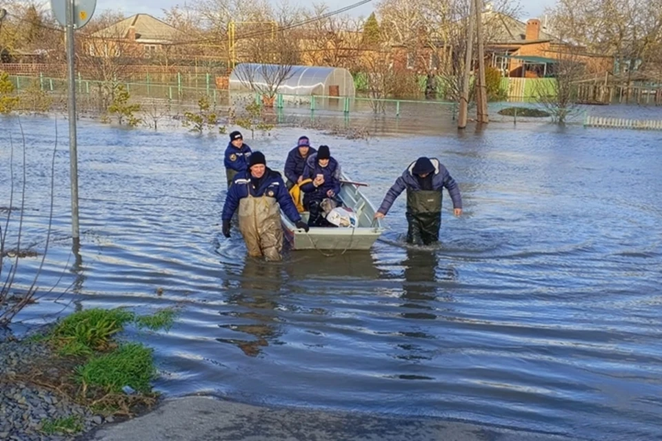 Затопило около двух тысяч домовладений. Фото: Ростовская областная поисково-спасательная служба во внутренних водах и территориальном море.